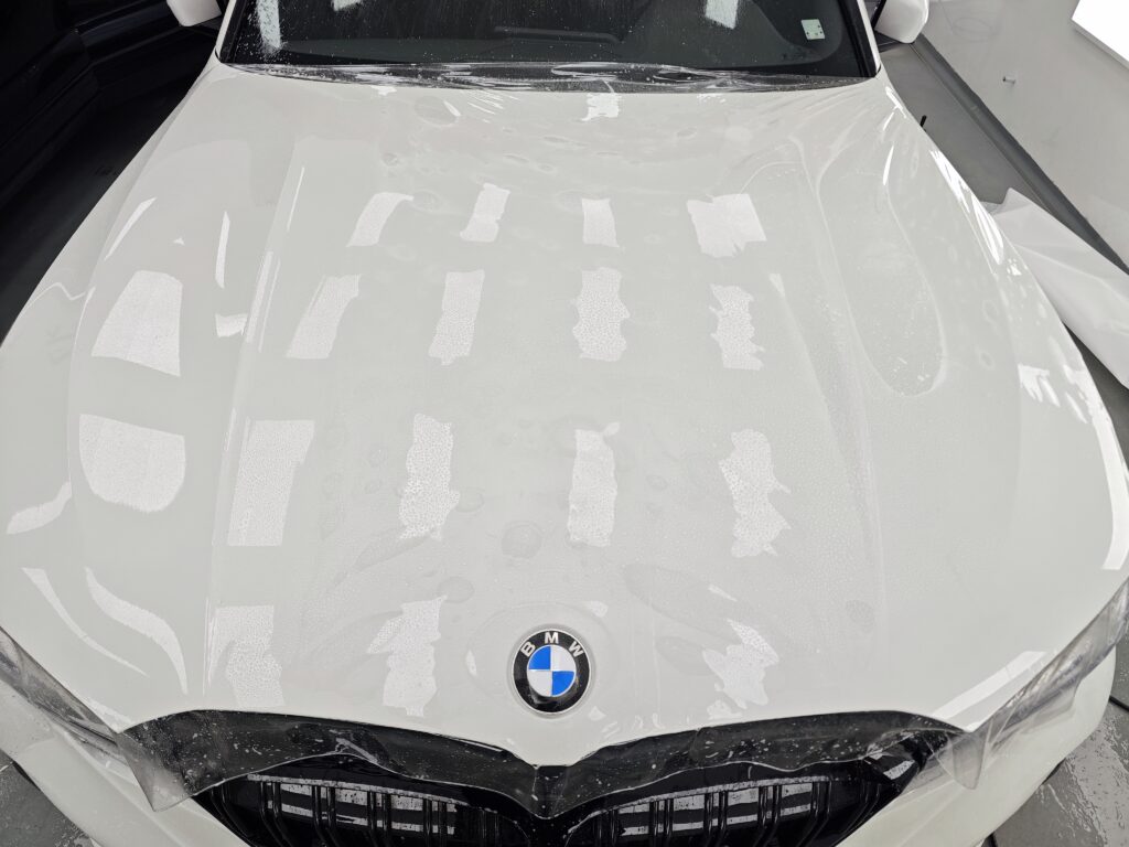 "Поставено защитно фолио на преден капак и таван на автомобил BMW"