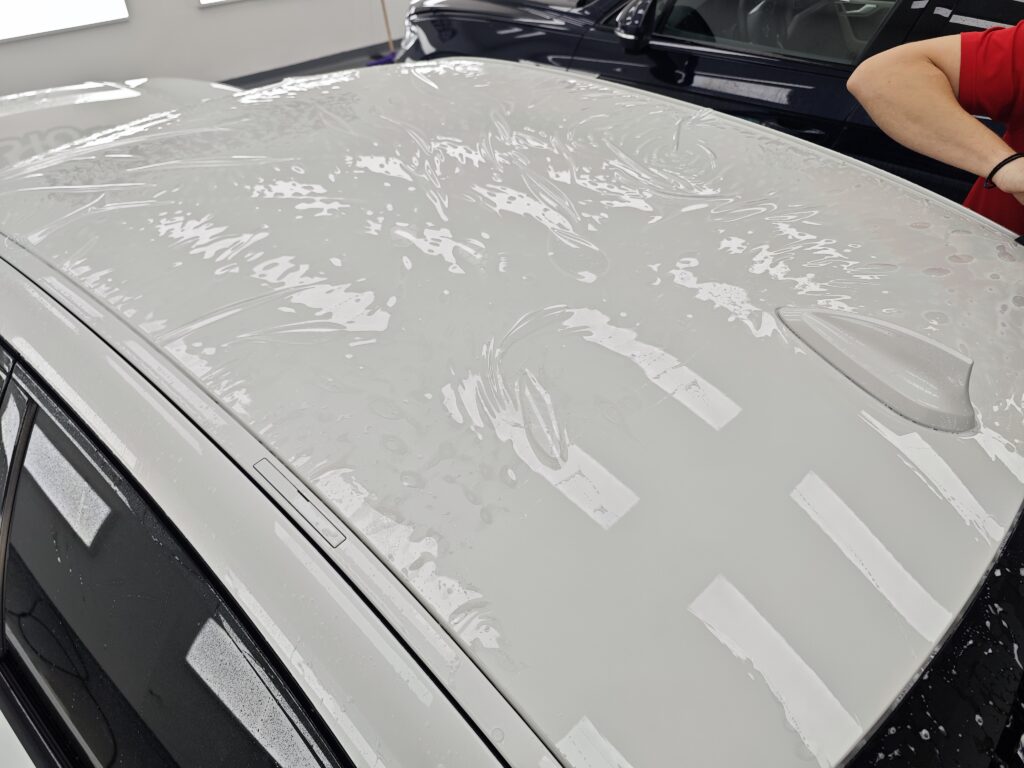 "Поставено защитно фолио на преден капак и таван на автомобил BMW"