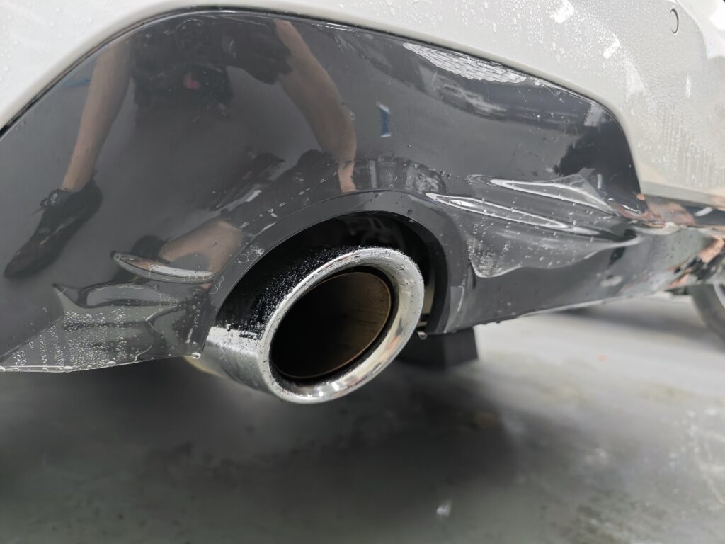 "Професионално пастиране и полиране на детайли на черно BMW G20 в София"