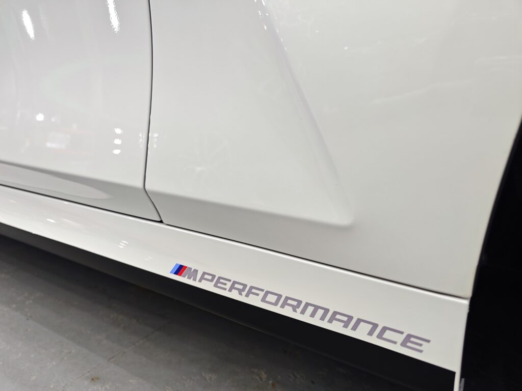 "Професионално пастиране и полиране на детайли на черно BMW G20 в София"