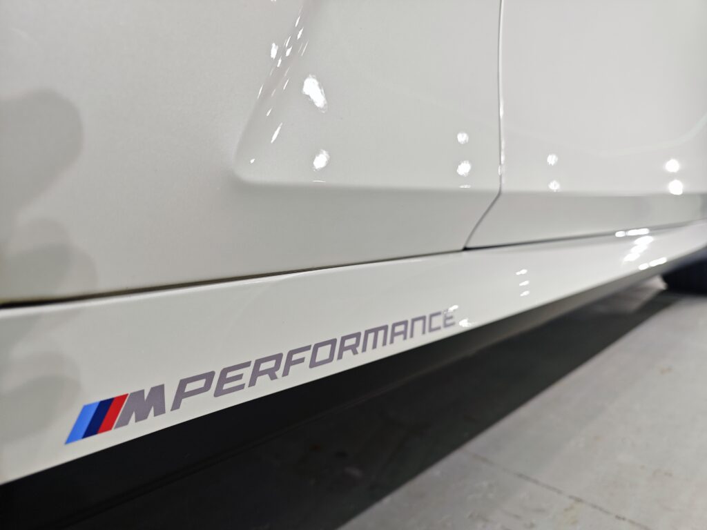 "Професионално пастиране и полиране на детайли на черно BMW G20 в София"