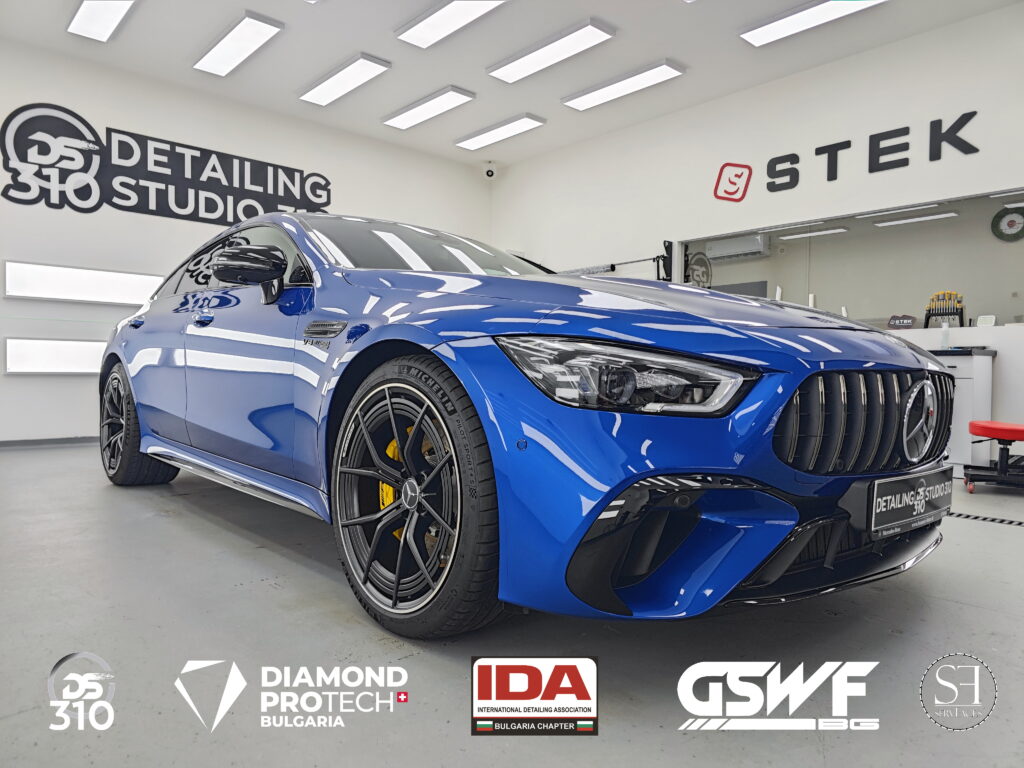 Mercedes‑Benz AMG GT63S — Премиум защита за автомобил от най-висок клас Mercedes‑Benz AMG GT63S впечатлява с присъствие, динамика и изключителен цвят, който заслужава най-добрата възможна защита. В Detailing Studio 310 подхождаме с внимание към всеки детайл, за да запазим перфектната визия и да осигурим дълготрайна устойчивост на автомобила. Какво извършихме Професионално измиване и подготовка с висок клас продукти от servFaces Bulgaria, Puris Bulgaria и Gtechniq Bulgaria Полиране на предната част за премахване на дребни несъвършенства и постигане на дълбок, огледален блясък Обезмасляване и монтаж на защитно фолио (PPF) върху: капак, предна броня, калници, фарове, дисктроник и огледала Финален резултат: перфектно защитен автомобил, готов за ежедневни предизвикателства, без риск от камъчета, драскотини и външни влияния Резултатът AMG GT63S запазва своя впечатляващ цвят и агресивна визия, като получава надеждна защита и дълготрайна стойност. Всеки детайл е обработен с прецизност, за да гарантира безупречен външен вид и максимална защита.