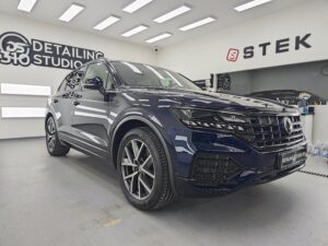 Професионално пастиране и полиране до огледален блясък на черен Volkswagen Touareg