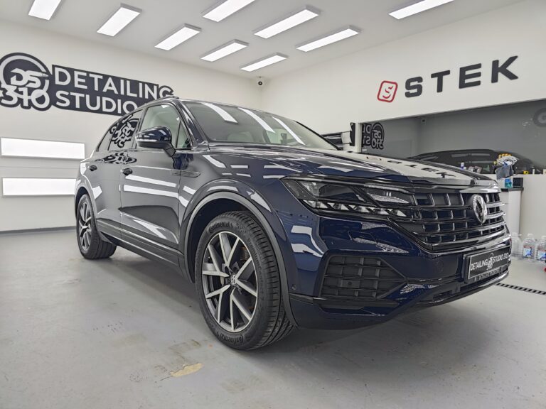 Професионално пастиране и полиране до огледален блясък на черен Volkswagen Touareg
