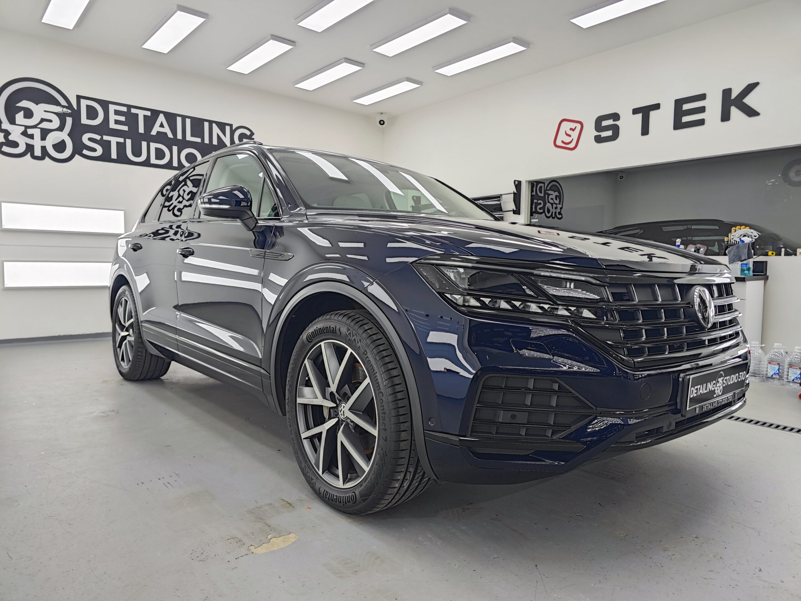 Професионално пастиране и полиране до огледален блясък на черен Volkswagen Touareg