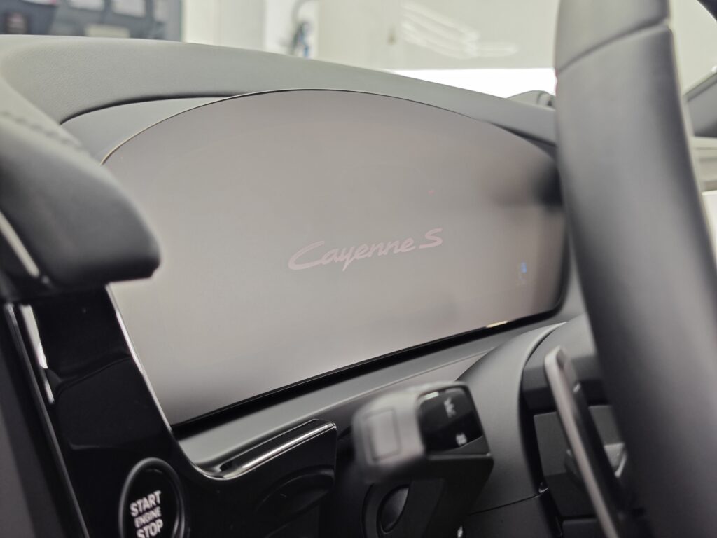 Защита на кожен салон с Diamond Leather и матово PPF фолио върху дисплеите на Porsche Cayenne S
