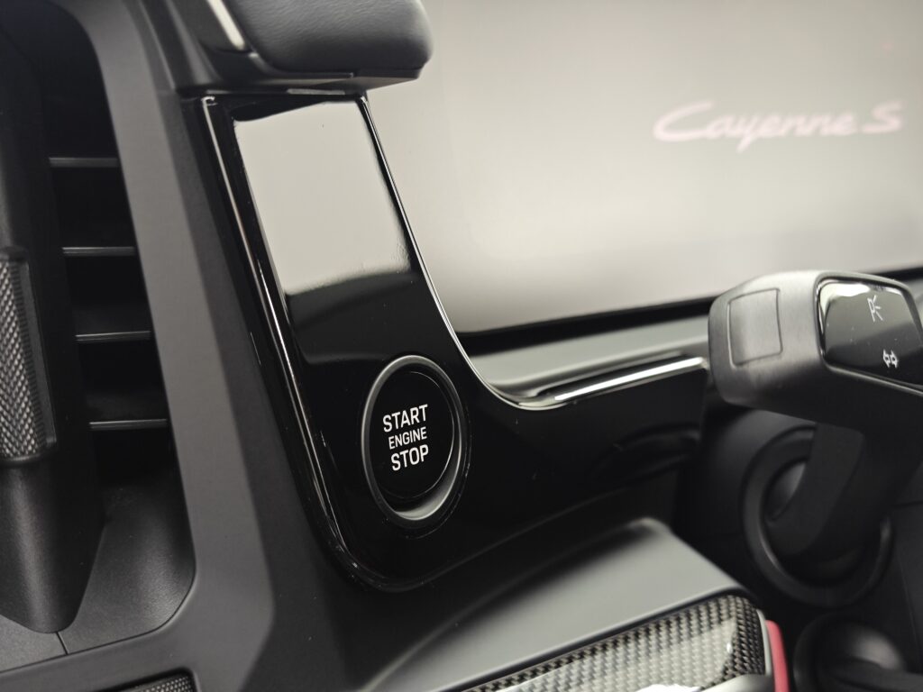 Защита на кожен салон с Diamond Leather и матово PPF фолио върху дисплеите на Porsche Cayenne S