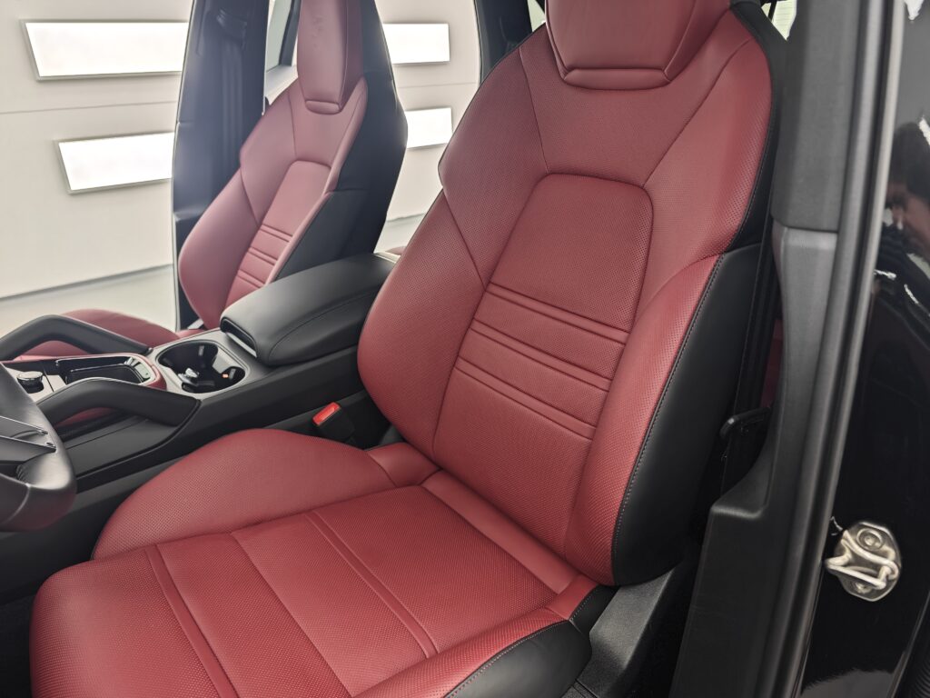 Защита на кожен салон с Diamond Leather и матово PPF фолио върху дисплеите на Porsche Cayenne S