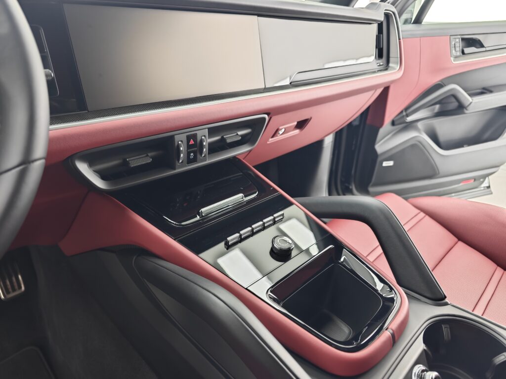 Защита на кожен салон с Diamond Leather и матово PPF фолио върху дисплеите на Porsche Cayenne S