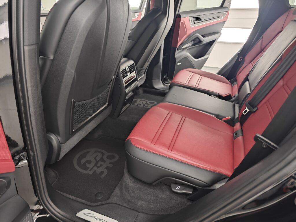 Защита на кожен салон с Diamond Leather и матово PPF фолио върху дисплеите на Porsche Cayenne S