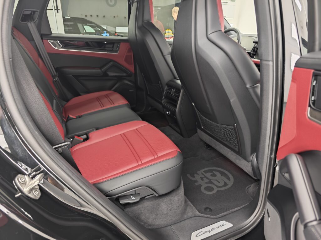 Защита на кожен салон с Diamond Leather и матово PPF фолио върху дисплеите на Porsche Cayenne S