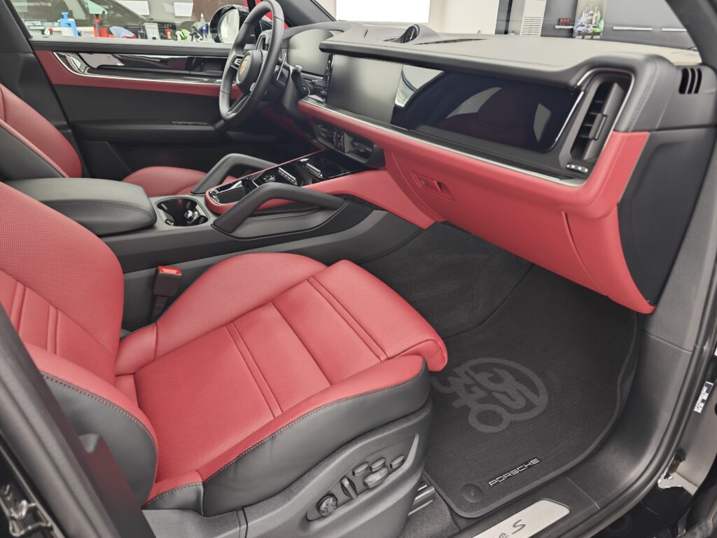 Защита на кожен салон с Diamond Leather и матово PPF фолио върху дисплеите на Porsche Cayenne S